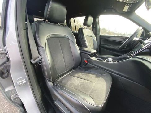 Used 2025 Jeep Grand Cherokee Altitude AWD/4WD image 26