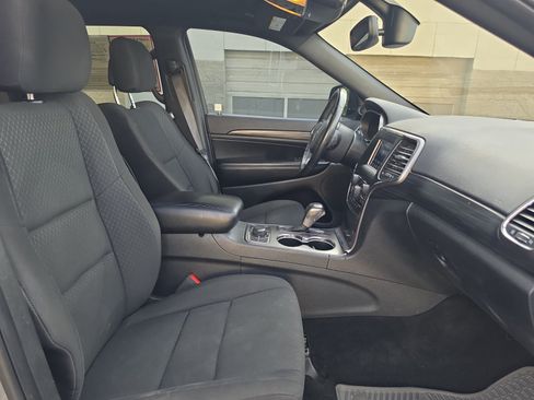 Used 2019 Jeep Grand Cherokee Laredo AWD/4WD image 27