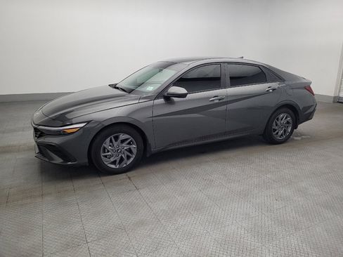 Used 2024 Hyundai Elantra SEL FWD image 2