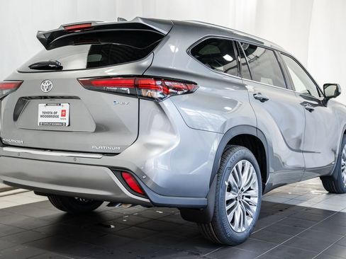 New 2026 Toyota Highlander Platinum image 4