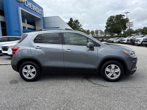 Used 2019 Chevrolet Trax LT w/ LT Convenience Package FWD image 2