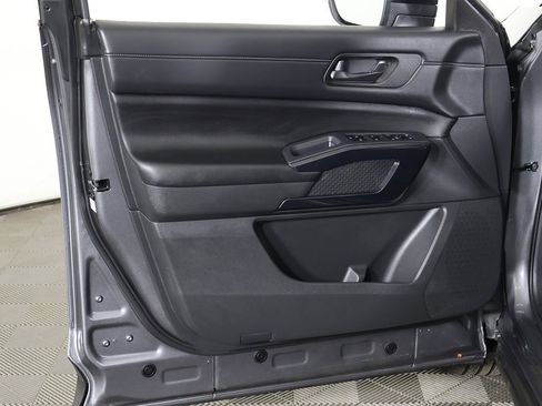 Used 2024 Nissan Pathfinder S image 20