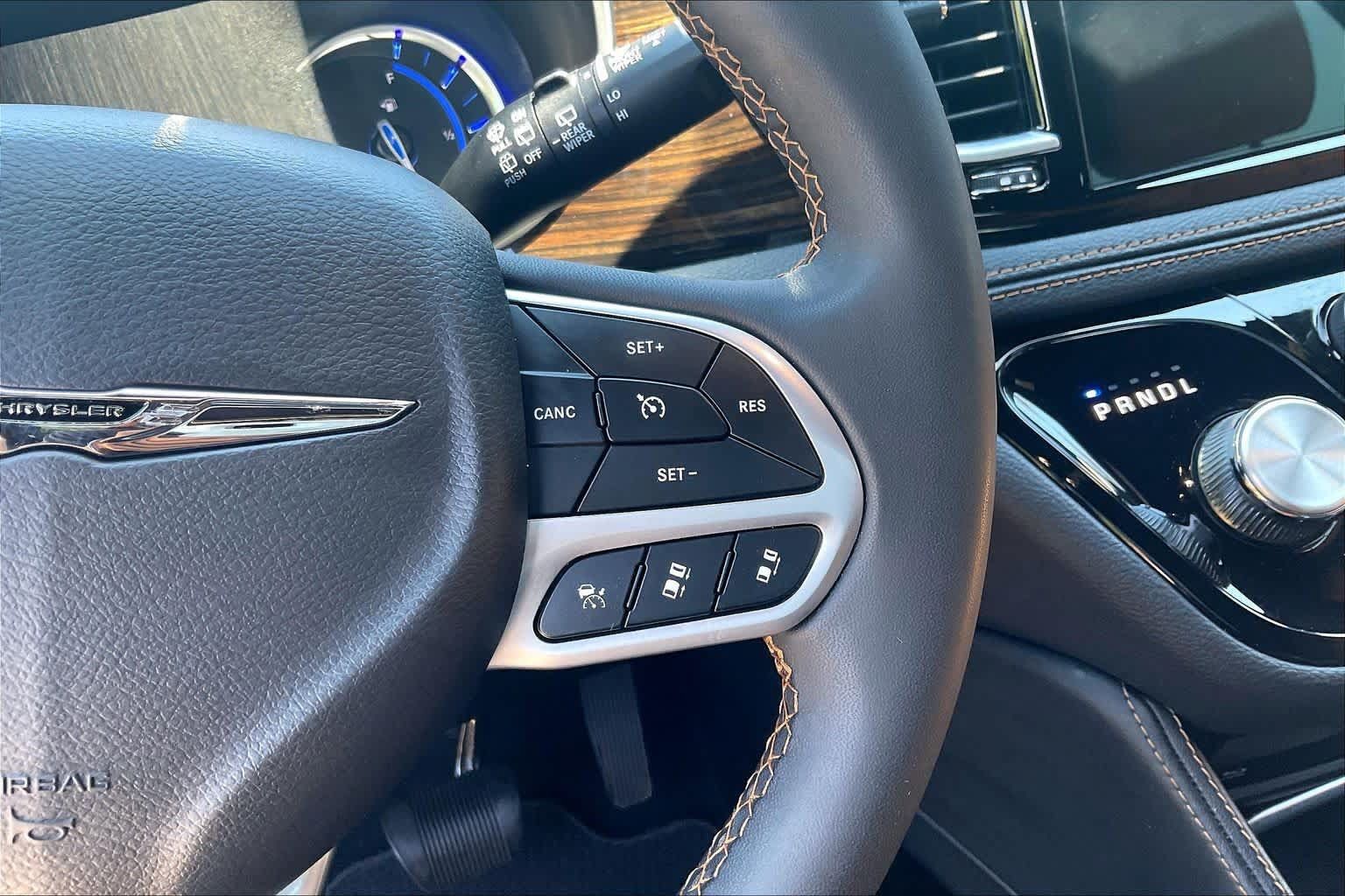 Used 2023 Chrysler Pacifica Pinnacle FWD image 26