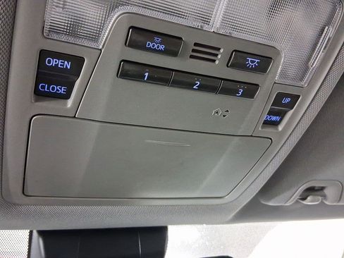 Used 2019 Toyota Highlander XLE image 17