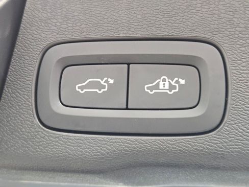 Used 2025 Volvo XC60 B5 Plus AWD/4WD image 19