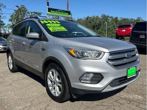 Used 2017 Ford Escape SE w/ Equipment Group 201A AWD/4WD image 1