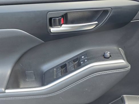 Used 2022 Toyota Highlander XLE AWD/4WD image 29
