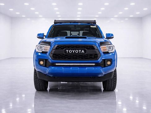 Used 2017 Toyota Tacoma TRD Sport w/ Premium & Technology Package image 9