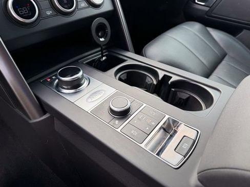 Used 2020 Land Rover Discovery Landmark image 13