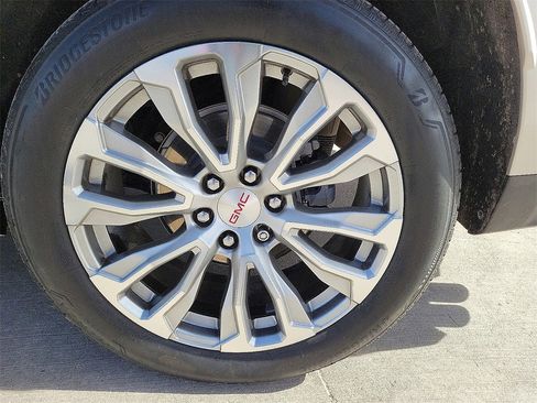 Used 2022 GMC Yukon Denali w/ Denali Premium Package image 10