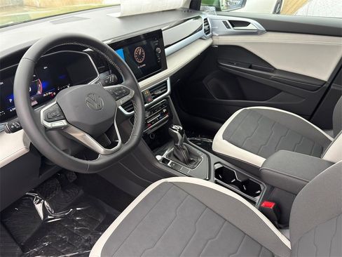 New 2026 Volkswagen Taos SE image 9