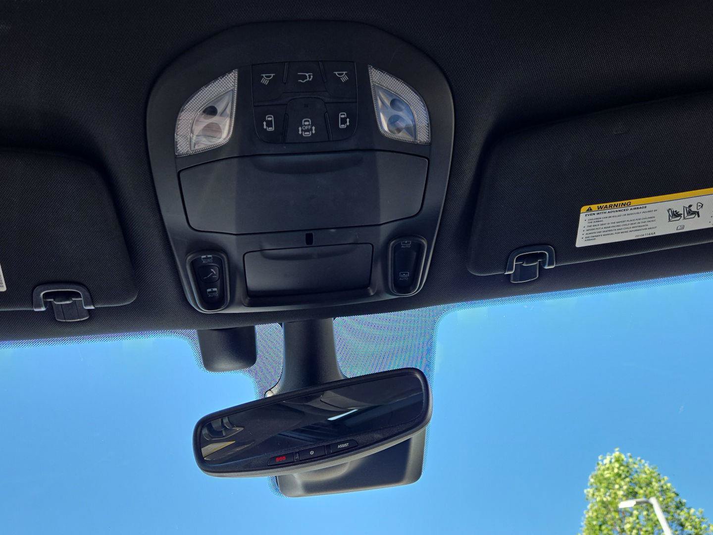 Used 2020 Chrysler Pacifica Limited w/ Advanced Safetytec Group FWD image 21