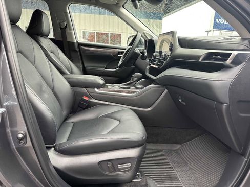 Used 2025 Toyota Highlander Limited image 10
