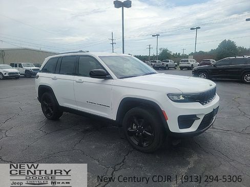 Used 2023 Jeep Grand Cherokee Altitude AWD/4WD image 7