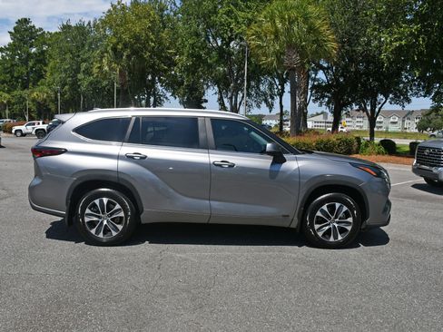 Used 2025 Toyota Highlander XLE AWD/4WD image 5