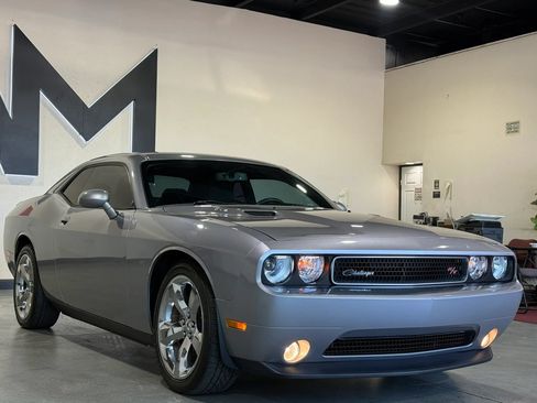 Used 2014 Dodge Challenger R/T RWD image 2