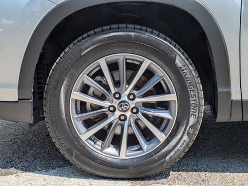 Used 2019 Toyota Highlander XLE image 23