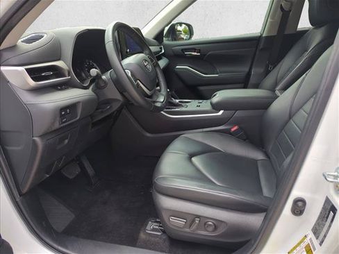 Certified 2024 Toyota Highlander XLE FWD image 12