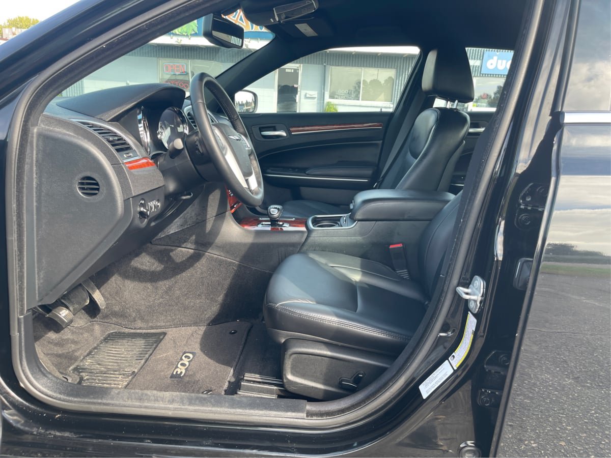 Used 2014 Chrysler 300 w/ Driver Convenience Group RWD image 9