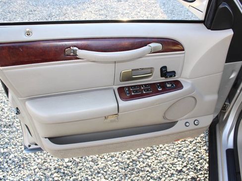 Used 2005 Lincoln Town Car Signature image 18
