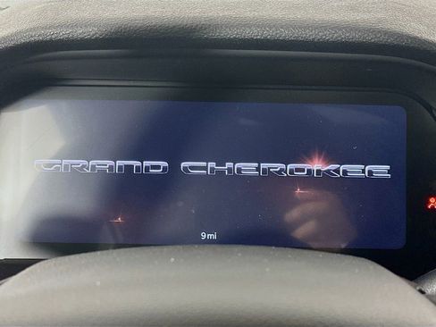 New 2025 Jeep Grand Cherokee Altitude image 11