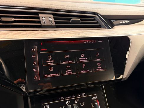 Used 2022 Audi e-tron Premium w/ Towing Package AWD/4WD image 45
