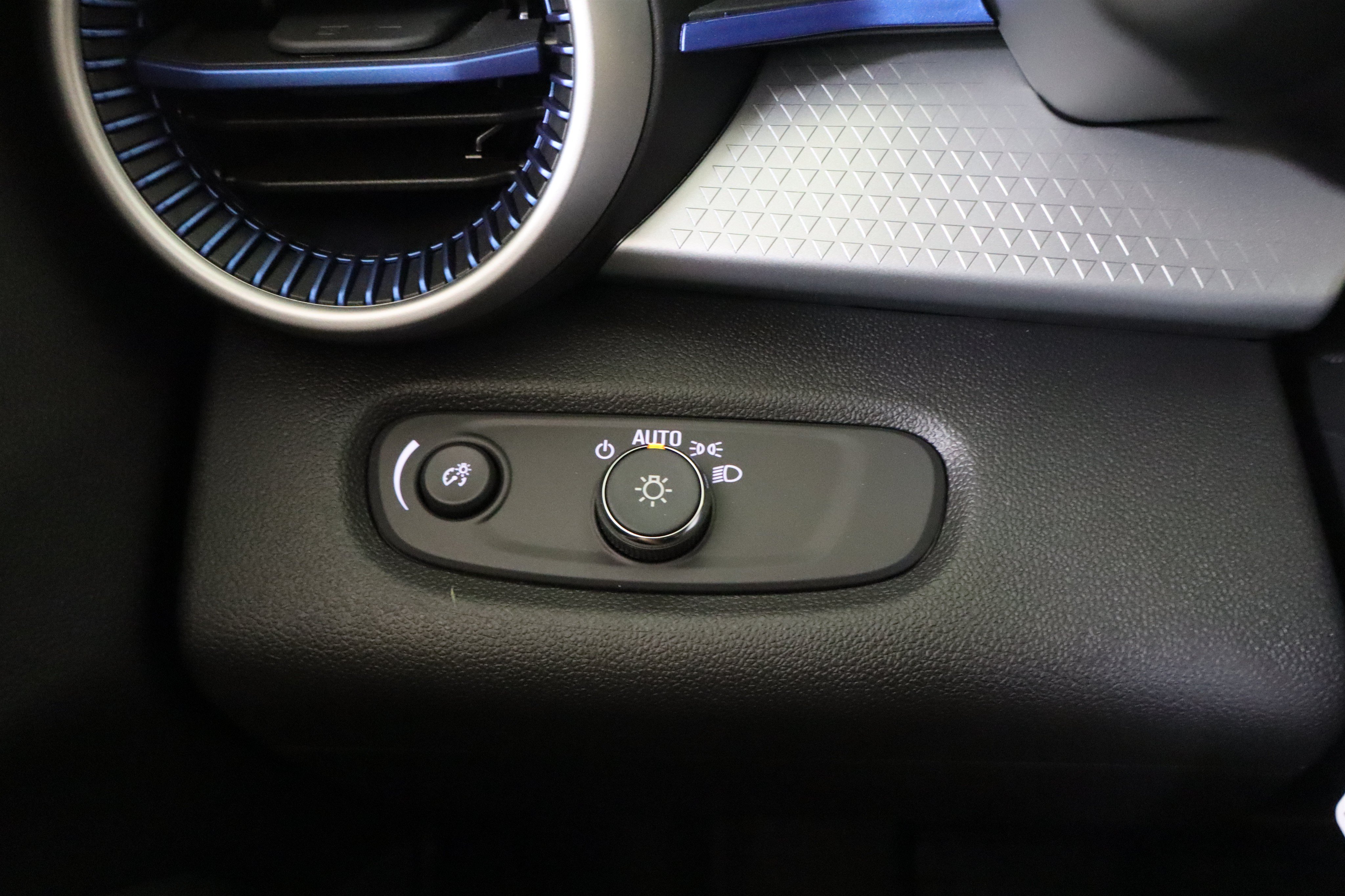 New 2026 Chevrolet Trax LS w/ LS Convenience Package FWD image 33