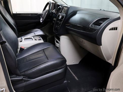 Used 2015 Chrysler Town & Country Touring FWD image 33