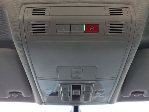 Used 2021 Volkswagen Tiguan SE w/ Panoramic Sunroof Package image 19