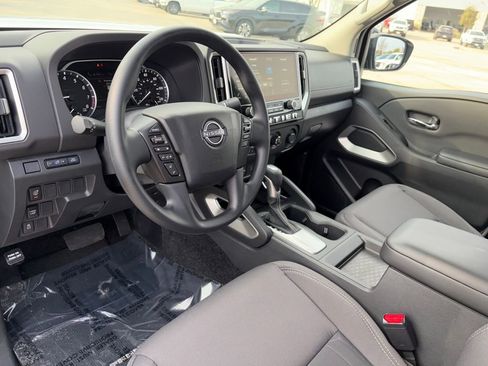 Used 2025 Nissan Frontier SV image 8