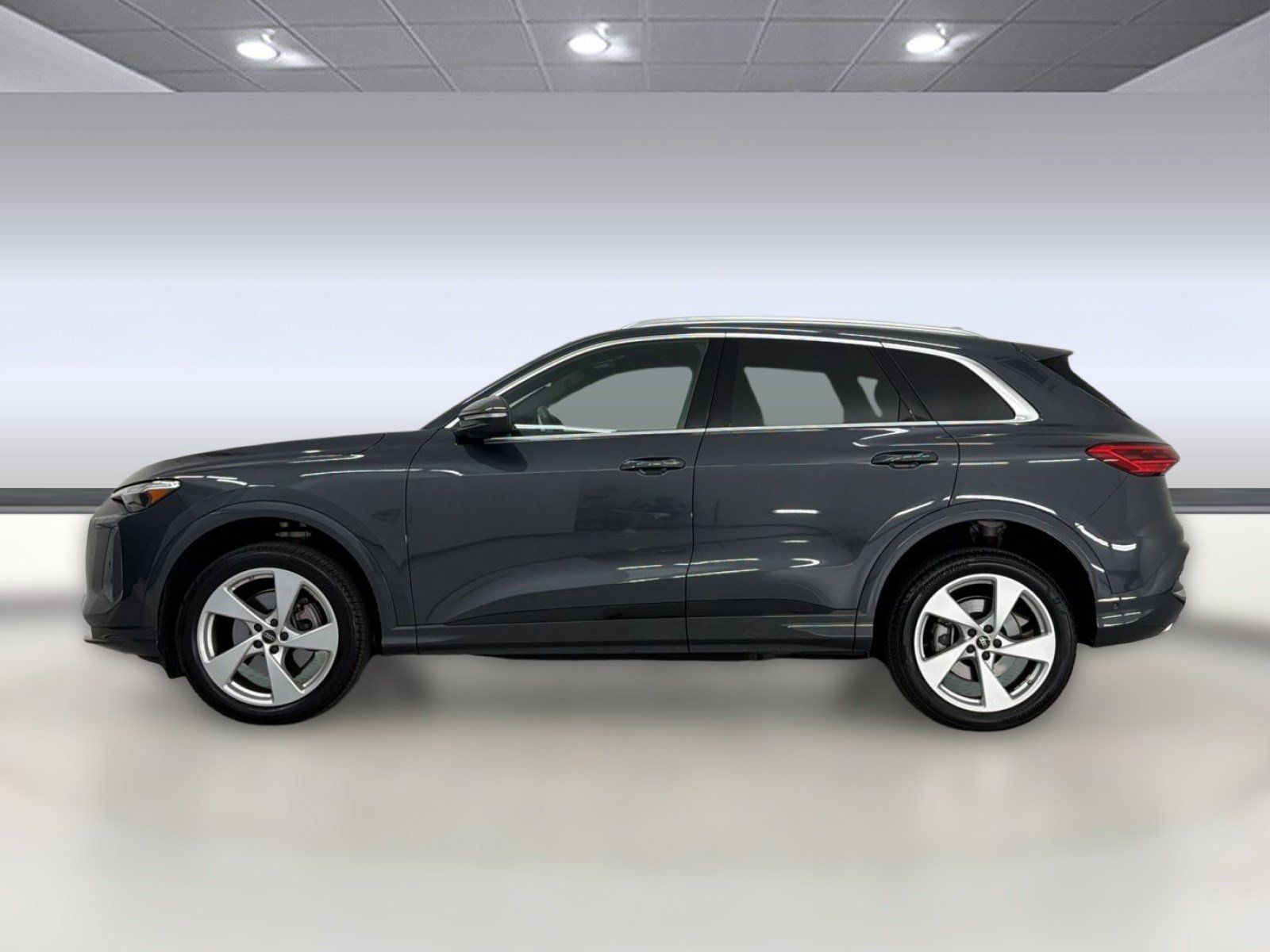 Used 2025 Audi Q5 Premium Plus w/ Premium Plus AWD/4WD image 2