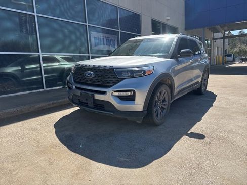 Used 2022 Ford Explorer XLT w/ Equipment Group 202A image 4