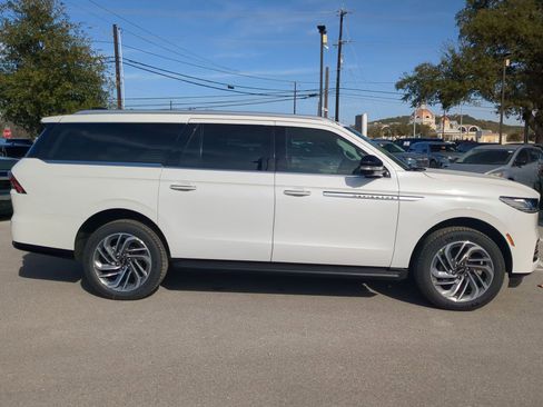 New 2026 Lincoln Navigator L Premier image 2