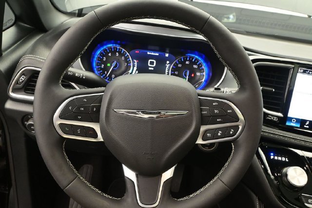 Used 2026 Chrysler Pacifica Limited FWD image 7