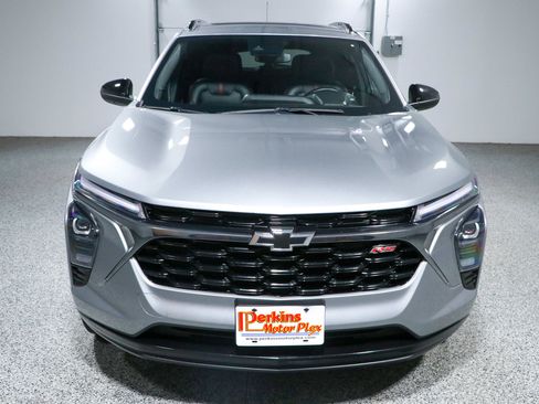 Used 2025 Chevrolet Trax RS w/ Sunroof Package FWD image 4