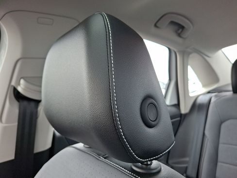 Used 2026 Volkswagen Jetta SE FWD image 13