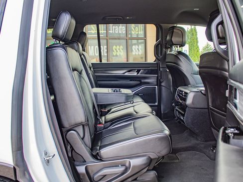 Used 2024 Jeep Wagoneer Series II w/ Flexible Seating Group AWD/4WD image 19