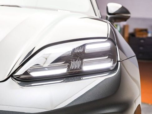 Certified 2025 Porsche Macan Electric image 11