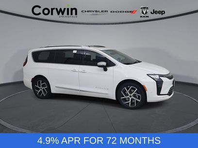 New 2027 Chrysler Pacifica Pinnacle w/ Theater Group