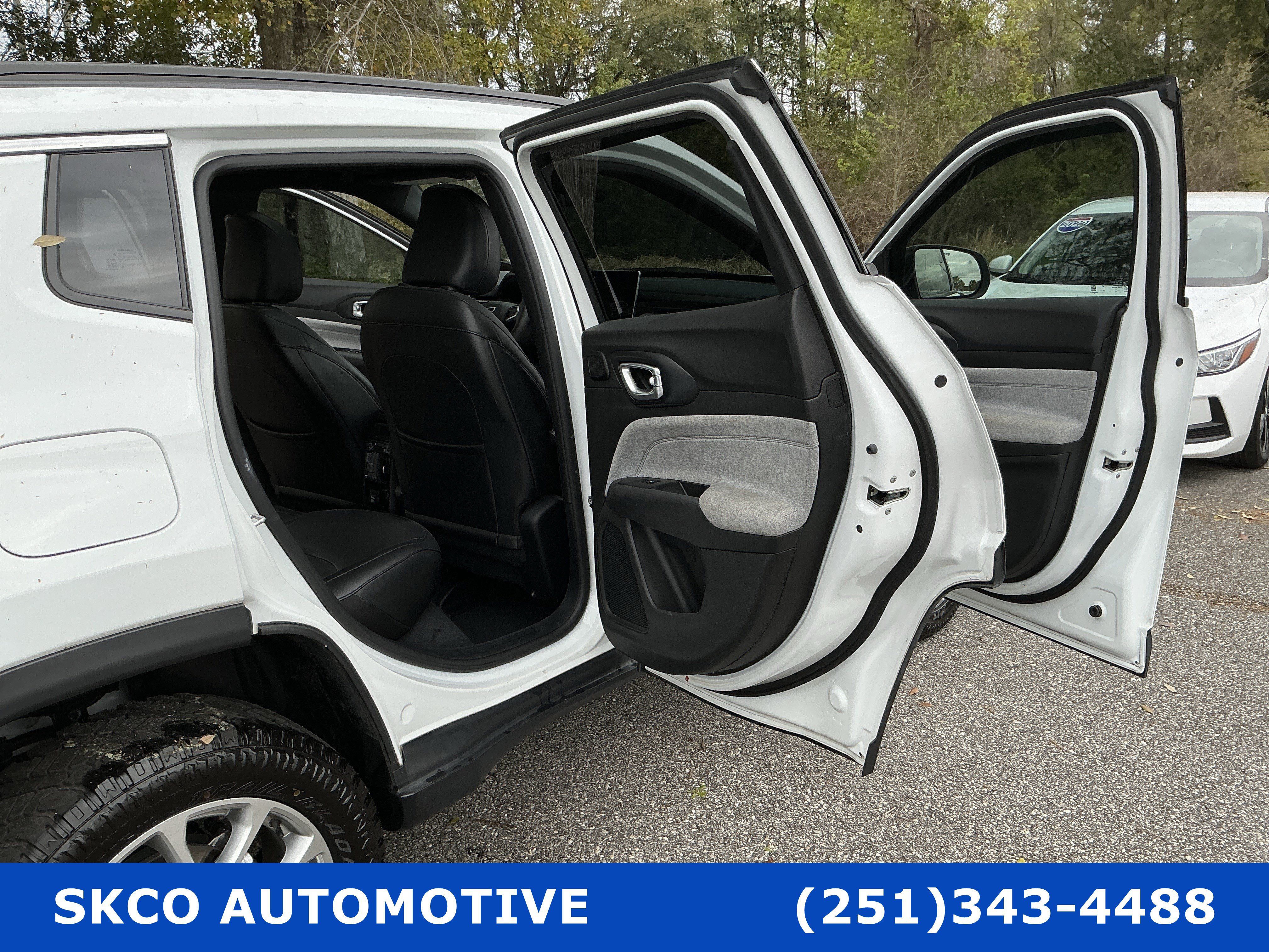 Used 2023 Jeep Compass Latitude w/ Sun and Sound Group AWD/4WD image 30