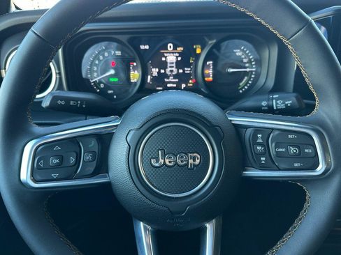 Used 2024 Jeep Wrangler Sahara image 25