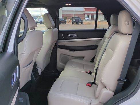 Used 2018 Ford Explorer XLT w/ Equipment Group 202A image 28