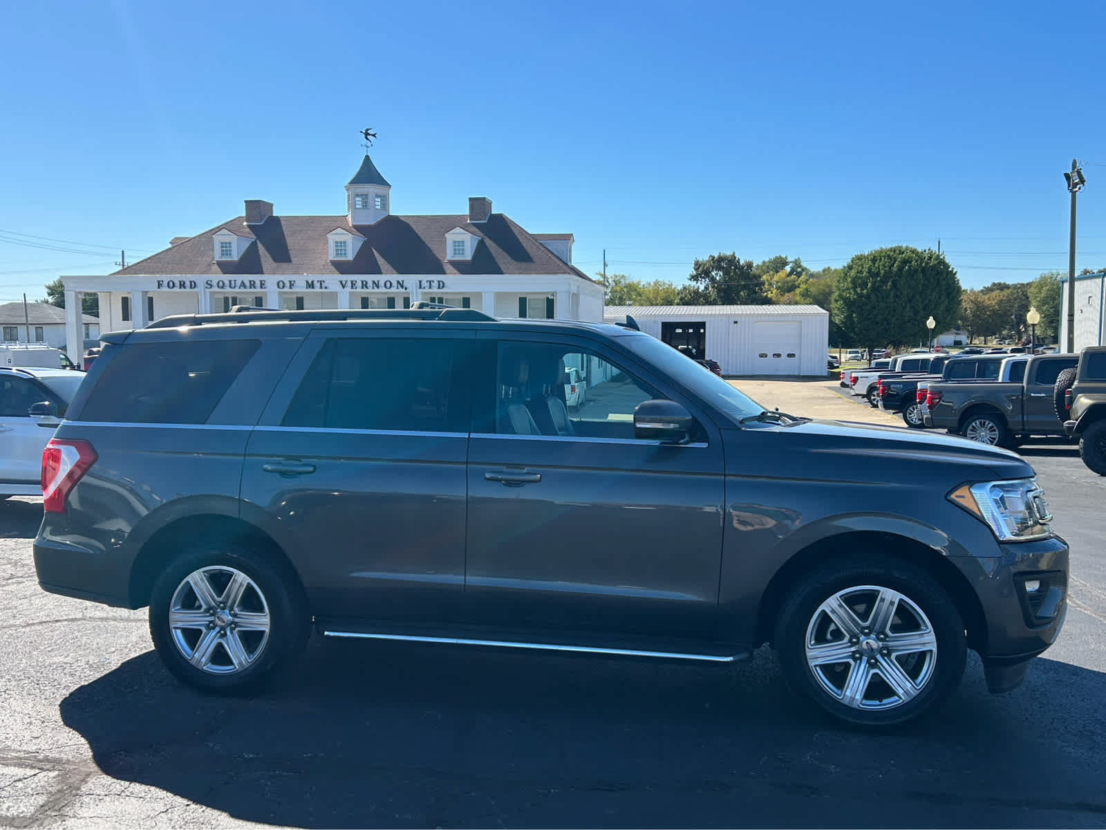 Used 2019 Ford Expedition XLT w/ Equipment Group 202A AWD/4WD image 4