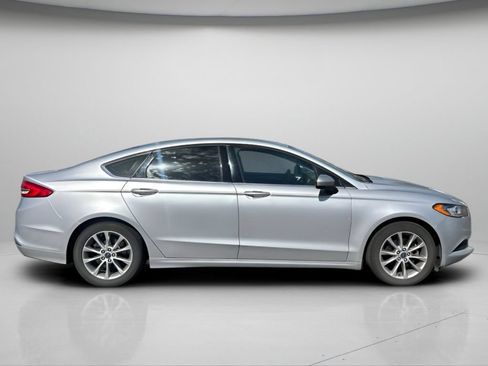 Used 2017 Ford Fusion SE w/ Fusion SE Technology Package FWD image 4