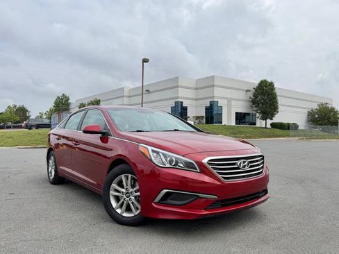 Used 2016 Hyundai Sonata SE FWD image 2