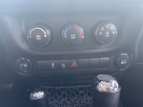 Used 2015 Jeep Wrangler Unlimited Sport image 19