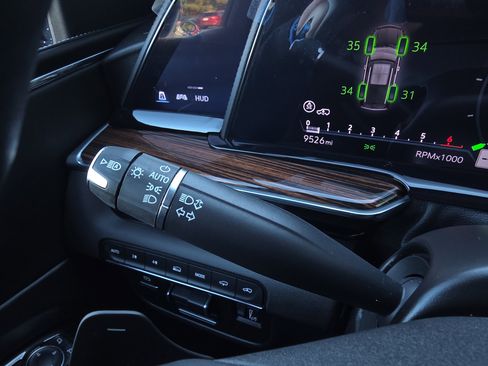 Used 2024 Cadillac Escalade Premium Luxury w/ Performance Package image 22