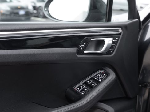Used 2018 Porsche Macan S image 21
