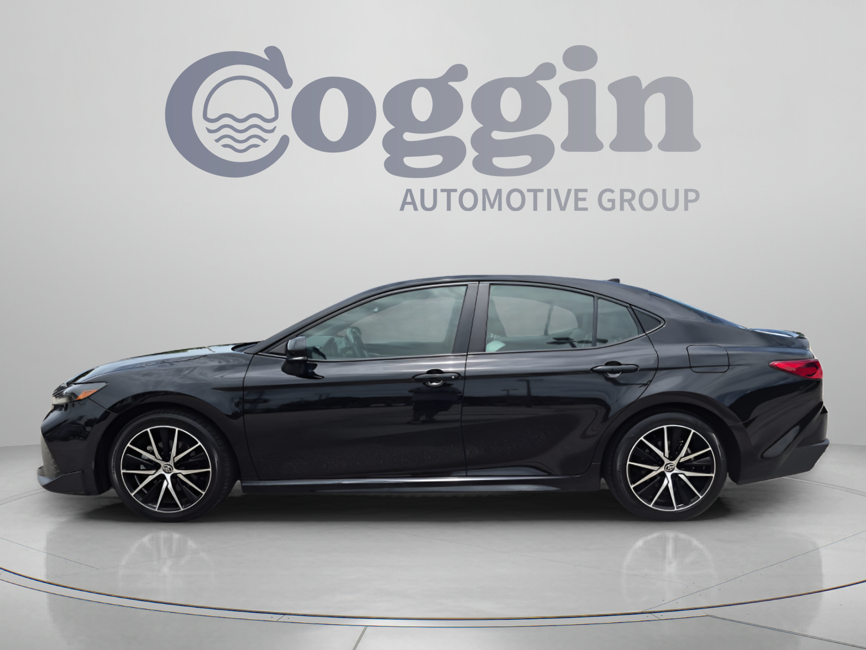 Used 2025 Toyota Camry SE FWD image 3
