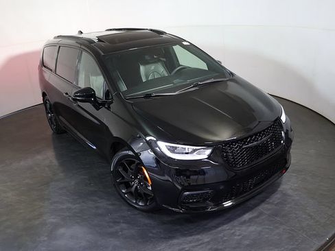Used 2025 Chrysler Pacifica Limited FWD image 7
